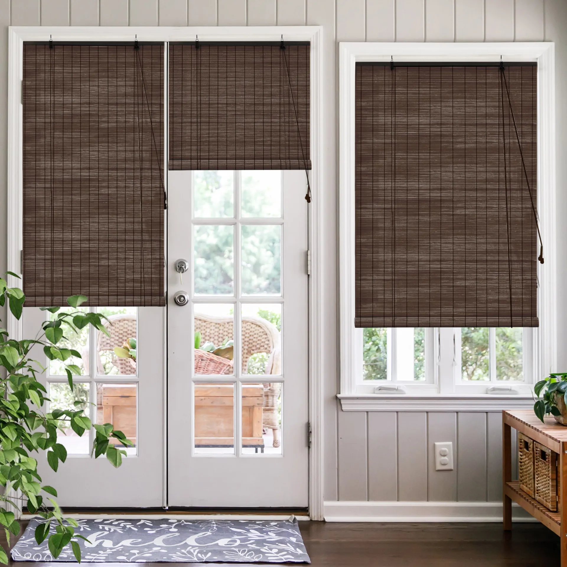 Bambusrollos an Fenster montiert